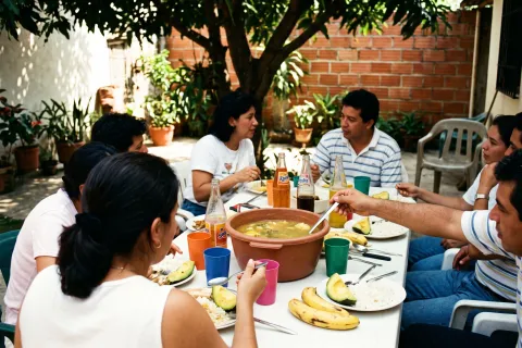 Almuerzo familiar con sancocho en un patio